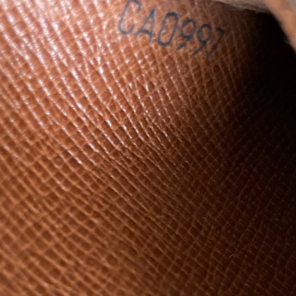 Authentic Louis Vuitton Agenda/Passport/Credit Card - Picture 9 of 11